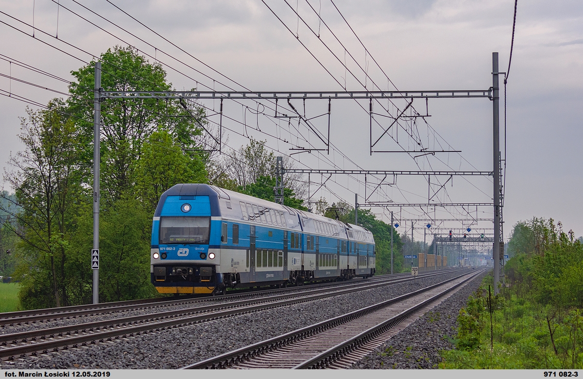 971 082-3